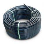 لفة أنابيب HDPE ضغط 12.5 بار PE 100 قطر خارجي 32 مم SDR 13.6 لون أسود مع خط أزرق