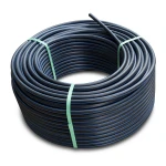 لفة أنابيب HDPE ضغط 12.5 بار PE 100 قطر خارجي 32 مم SDR 13.6 لون أسود مع خط أزرق