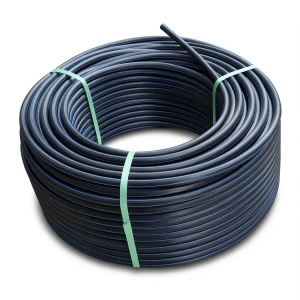 لفة أنابيب HDPE ضغط 12.5 بار PE 100 قطر خارجي 32 مم SDR 13.6 لون أسود مع خط أزرق