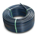 لفة أنابيب بلاستيك بولي ايثيلين عالي الكثافة ضغط 12.5 بار [PE 100] قطر خارجي 63 مم SDR 13.6 لون أسود مع خط أزرق