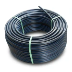 لفة أنابيب HDPE ضغط 4 بار PE 100 قطر خارجي 63 مم SDR 41 أسود مع خط أزرق
