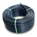 لفة أنابيب HDPE ضغط 12.5 بار [PE 100] قطر خارجي 140 مم SDR 13.6 لون أسود مع خط أزرق