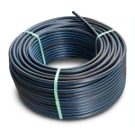 لفة أنابيب HDPE ضغط 4 بار PE 100 قطر خارجي 63 مم SDR 41 أسود مع خط أزرق