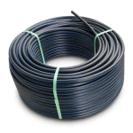 لفة أنابيب بلاستيك HDPE ضغط 4 بار PE 100، قطر خارجي 90 مم SDR 41 أسود مع خط أزرق