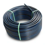 لفة أنابيب HDPE ضغط 6.3 بار PE 100 قطر خارجي 40 مم SDR 26 أسود مع خط أزرق