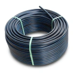 لفة أنابيب HDPE ضغط 6.3 بار PE 100 قطر خارجي 50 مم SDR 26 أسود مع خط أزرق