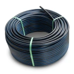 لفة أنابيب بلاستيك HDPE ضغط 6.3 بار PE 100 قطر خارجي 75 مم SDR 26 لون أسود مع خط أزرق