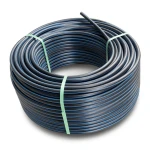 لفة أنابيب HDPE ضغط 6.3 بار PE 100 قطر خارجي 50 مم SDR 26 أسود مع خط أزرق