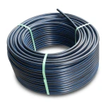 لفة أنابيب بلاستيك HDPE ضغط 6.3 بار PE 100 قطر خارجي 75 مم SDR 26 لون أسود مع خط أزرق