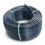 لفة أنابيب HDPE ضغط 6.3 بار PE 100 قطر خارجي 110 مم SDR 26 أسود مع خط أزرق