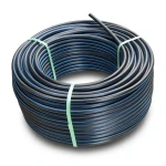 لفة أنابيب HDPE ضغط 6.3 بار PE 100 قطر خارجي 40 مم SDR 26 أسود مع خط أزرق