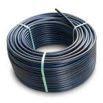 لفة أنابيب بلاستيك HDPE ضغط 6.3 بار PE 100 قطر خارجي 75 مم SDR 26 لون أسود مع خط أزرق