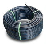 لفة أنابيب HDPE ضغط 6.3 بار PE 100 قطر خارجي 110 مم SDR 26 أسود مع خط أزرق