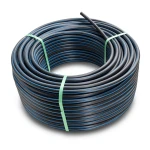 لفة أنابيب بلاستيك HDPE ضغط 6.3 بار PE 100 قطر خارجي 140 مم SDR 26 أسود مع خط أزرق