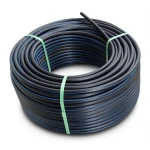 لفة أنابيب بلاستيك HDPE ضغط 6.3 بار PE 100 قطر خارجي 140 مم SDR 26 أسود مع خط أزرق