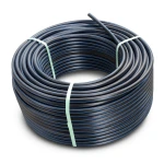 لفة أنابيب HDPE ضغط 16 بار PE 100 قطر خارجي 25 مم SDR 11 أسود مع خطوط زرقاء