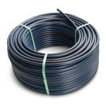 لفة أنابيب بلاستيك HDPE ضغط 16 بار PE 100، قطر خارجي 110 مم SDR 11 لون أسود مع خط أزرق