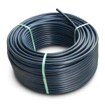 لفة أنابيب HDPE ضغط 16 بار PE 100 قطر خارجي 140 مم SDR 11 أسود مع خط أزرق