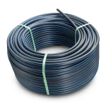 لفة أنابيب HDPE ضغط اسمي 20 بار PE 100 قطر خارجي 20 مم SDR 9 أسود مع خطوط زرقاء