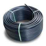 لفة أنابيب بلاستيك HDPE ضغط 20 بار PE 100 قطر خارجي 32 مم SDR 9 أسود مع خط أزرق