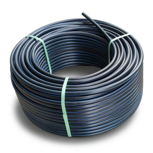 لفة أنابيب بلاستيك HDPE ضغط 20 بار PE 100 قطر خارجي 32 مم SDR 9 أسود مع خط أزرق
