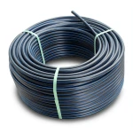 لفة أنابيب HDPE ضغط 16 بار PE 100 قطر خارجي 140 مم SDR 11 أسود مع خط أزرق