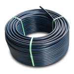 لفة أنابيب HDPE ضغط اسمي 20 بار PE 100 قطر خارجي 16 مم SDR 9 لون أسود مع خطوط زرقاء