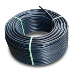 لفة أنابيب HDPE ضغط اسمي 20 بار PE 100 قطر خارجي 20 مم SDR 9 أسود مع خطوط زرقاء