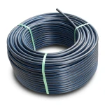 لفة أنابيب بلاستيك HDPE ضغط 20 بار PE 100 قطر خارجي 32 مم SDR 9 أسود مع خط أزرق