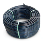 لفة أنابيب بلاستيك HDPE ضغط 20 بار PE 100 قطر خارجي 50 مم SDR 9 أسود مع خط أزرق