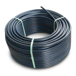 لفة أنابيب HDPE ضغط 10 بار PE 100 قطر خارجي 32 مم SDR 17 لون أسود مع خط أزرق