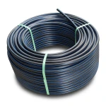 لفة أنابيب بلاستيك HDPE ضغط 10 بار PE 100، قطر خارجي 50 مم، SDR 17، أسود مع خط أزرق