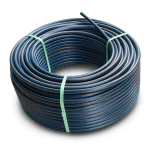 لفة أنابيب HDPE ضغط 10 بار PE 100 قطر خارجي 75 مم SDR 17 أسود مع خط أزرق