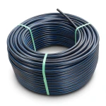 لفة أنابيب HDPE ضغط اسمي 20 بار PE 100 قطر خارجي 20 مم SDR 9 أسود مع خطوط زرقاء