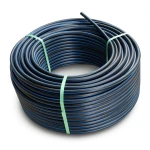 لفة أنابيب بلاستيك HDPE ضغط 20 بار PE 100 قطر خارجي 32 مم SDR 9 أسود مع خط أزرق