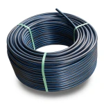 لفة أنابيب HDPE ضغط 10 بار PE 100 قطر خارجي 32 مم SDR 17 لون أسود مع خط أزرق
