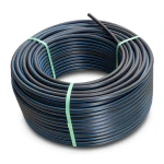 لفة أنابيب HDPE ضغط 10 بار PE 100 قطر خارجي 32 مم SDR 17 لون أسود مع خط أزرق