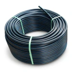 لفة أنابيب بلاستيك HDPE ضغط 10 بار PE 100، قطر خارجي 50 مم، SDR 17، أسود مع خط أزرق
