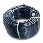 لفة أنابيب HDPE ضغط 20 بار PE 100 قطر خارجي 140 مم SDR 9 أسود مع خط أزرق