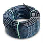 لفة أنابيب HDPE ضغط 20 بار PE 100 قطر خارجي 140 مم SDR 9 أسود مع خط أزرق