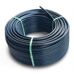 لفة أنابيب HDPE ضغط 20 بار PE 100، قطر خارجي 75 مم SDR 9 أسود مع خطوط زرقاء