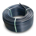 لفة أنابيب HDPE ضغط اسمي 3.2 بار PE 100 قطر خارجي 140 مم SDR 41 أسود مع خطوط زرقاء