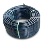 لفة أنابيب بلاستيك HDPE ضغط 4 بار PE 100 قطر خارجي 50 مم SDR 33 أسود مع خط أزرق