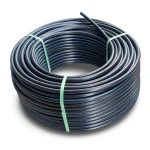 لفة أنابيب HDPE ضغط اسمي 3.2 بار PE 100 قطر خارجي 140 مم SDR 41 أسود مع خطوط زرقاء