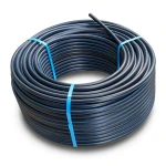 لفة أنابيب بلاستيك HDPE ضغط 4 بار PE 100 قطر خارجي 90 مم SDR 33 أسود مع خط أزرق
