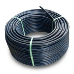 لفة أنابيب بلاستيك HDPE ضغط 4 بار PE 100، قطر خارجي 110 مم SDR 33، أسود مع خطوط زرقاء