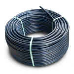 لفة أنابيب بلاستيك HDPE ضغط 4 بار PE 100 قطر خارجي 90 مم SDR 33 أسود مع خط أزرق