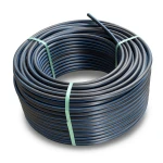 لفة أنابيب بلاستيك HDPE ضغط 4 بار PE 100، قطر خارجي 110 مم SDR 33، أسود مع خطوط زرقاء