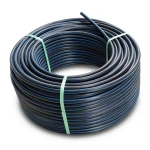 لفة أنابيب HDPE ضغط 4 بار PE 100 قطر خارجي 140 مم SDR 33 أسود مع خط أزرق