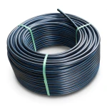 لفة أنابيب بلاستيك HDPE ضغط 9.9 بار PE 100 قطر خارجي 25 مم SDR 13.6 أسود مع خط أزرق